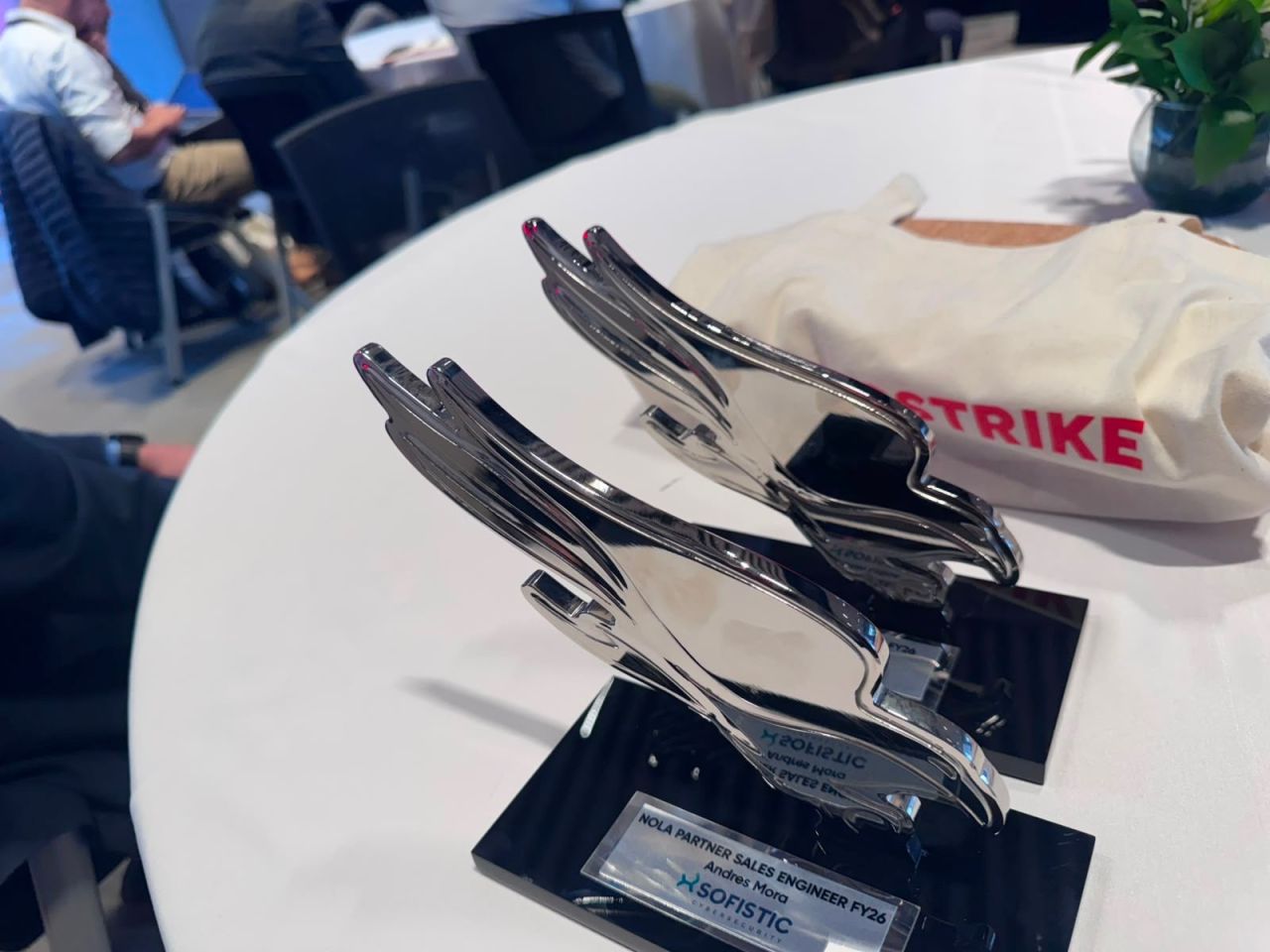 Reconocimiento CrowdStrike NOLA Partner Awards FY26